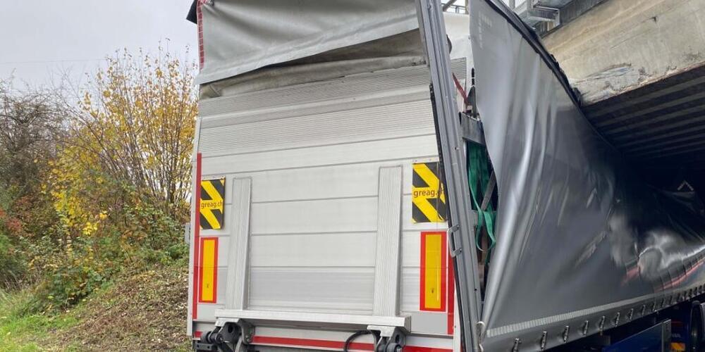 Im zugerischen Baar ist am Montagmittag ein Sattelmotorfahrzeug unter einer Brücke stecken geblieben. Herabfallende Fahrzeugteile verletzten einen Velofahrer erheblich.