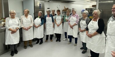 Erwartungsvolle Teilnehmer*innen in der Sonnenhof-Küche.