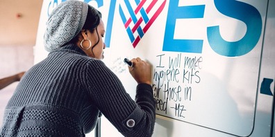 Der 2. Dezember steht im Zeichen der Grosszügigkeit und des sozialen Engagements. Der #GivingTuesday mobilisiert in der Schweiz und weltweit Menschen dazu, Gutes zu tun. Geben, helfen, spenden, teilen.