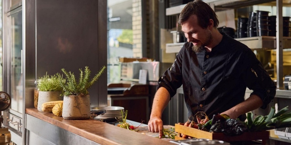 Das Projekt «Food Save Zürich» unterstützt Gastronomiebetriebe im Kanton Zürich dabei, Lebensmittelabfälle zu reduzieren und Kosten zu sparen.