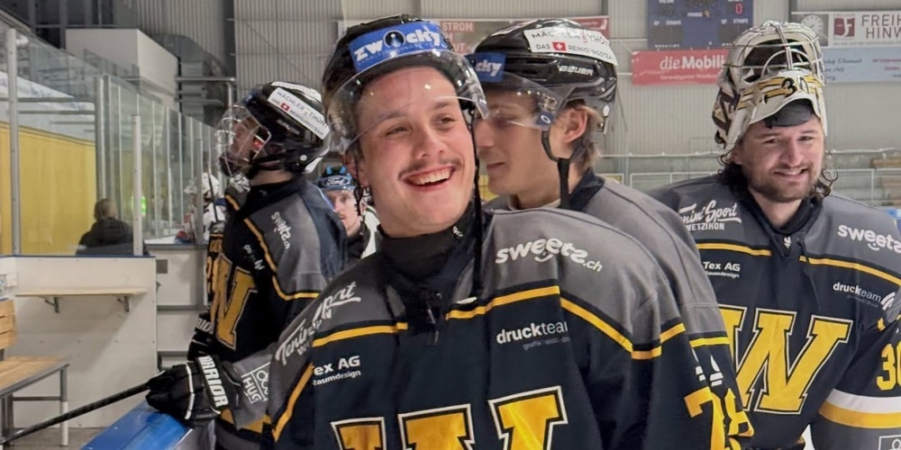 Die Wetziker feiern den klaren Heimsieg.