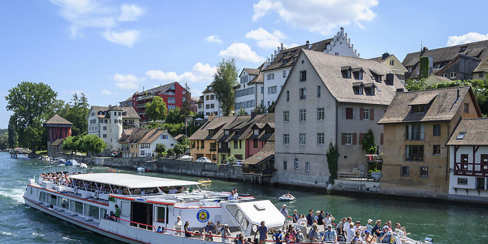 Die Taucherin, die am Sonntag tot aus dem Rhein geborgen wurde, starb beim Zusammenstoss mit einem Kursschiff. (Archivbild)