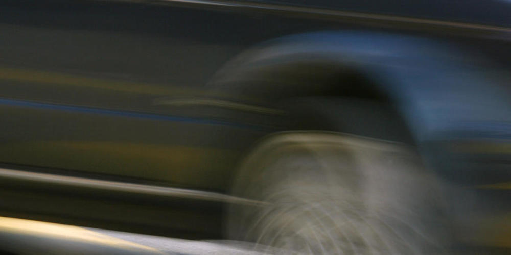 Der Ausserrhoder Kantonspolizei sind über Ostern zwei mutmassliche Raser ins Netz gegangen. Der Auto- und der Töfffahrer waren fast doppelt so schnell gefahren wie erlaubt. (Themenbild)