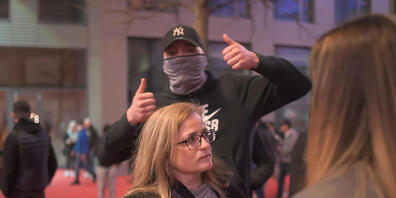 Die St. Galler Stadtpräsidentin Maria Pappa - hier im Gespräch mit Jugendlichen am Roten Platz am Karfreitagabend - bezeichnete die Polizeieinsätze rund um die Krawalle vom Osterwochenende als "sehr verhältnismässig".