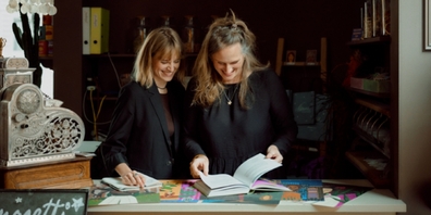  Nanna Rittgardt und ihre Tochter Masha blättern durch ihr soeben erschienenes  Erstlingswerk