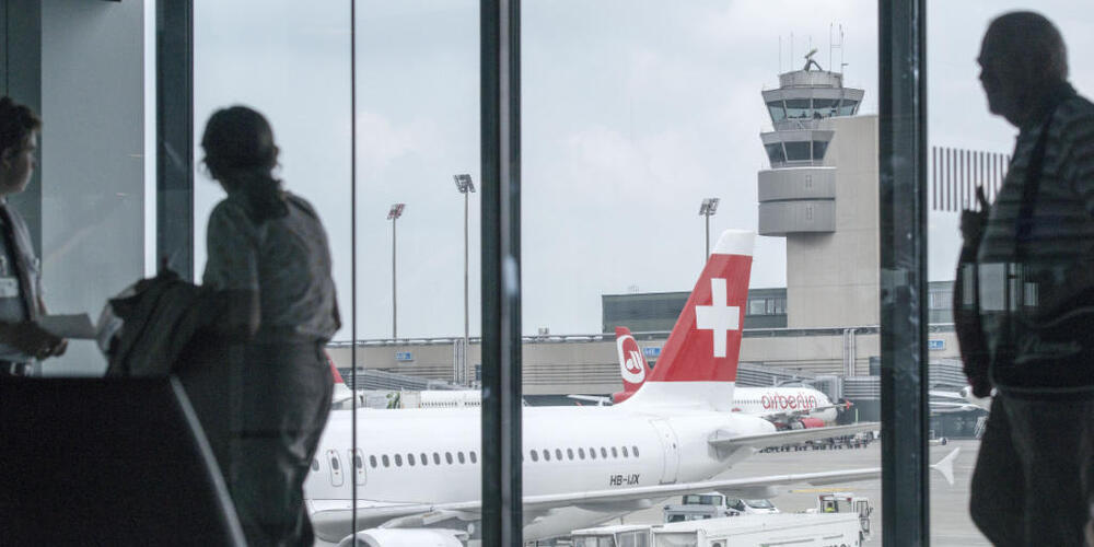 Die Polizei konnte den Unfallfahrer kurz vor dem Abflug ins Ausland am Flughafen Zürich festnehmen. (Symbolbild)