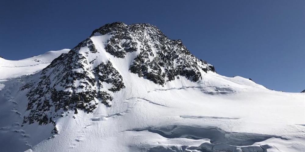 Am Sonntag ist am Piz Glüschaint in Graubünden ein 43-jähriger Schweizer rund 360 Meter in die Tiefe gestürzt und gestorben.