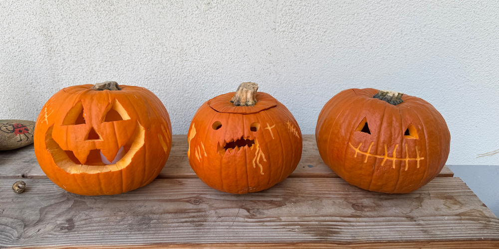 Diese Kürbisse haben folgende Kinder geschnitzt (v.l.): Yannick, 9 Jahre alt, Maurice 5 Jahre alt und Amélie 7 Jahre alt