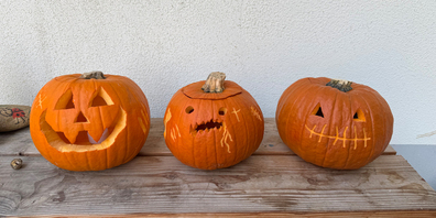Diese Kürbisse haben folgende Kinder geschnitzt (v.l.): Yannick, 9 Jahre alt, Maurice 5 Jahre alt und Amélie 7 Jahre alt