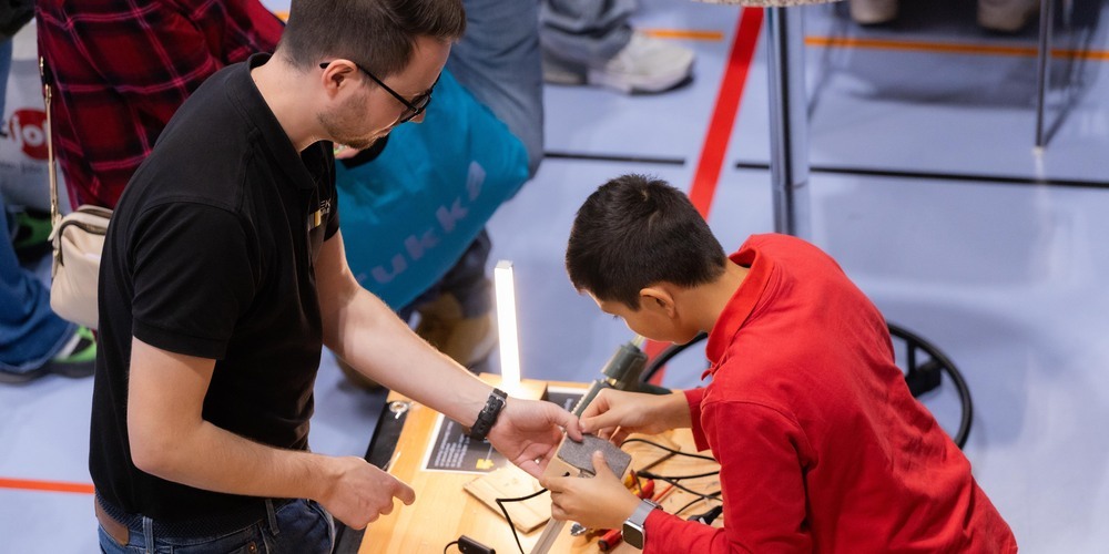Wer nach Berufsperspektiven oder einer Lehrstelle sucht und den direkten Kontakt zu einem regionalen Lehrbetrieb schätzt, ist beim Lehrstellenforum Bodensee richtig
