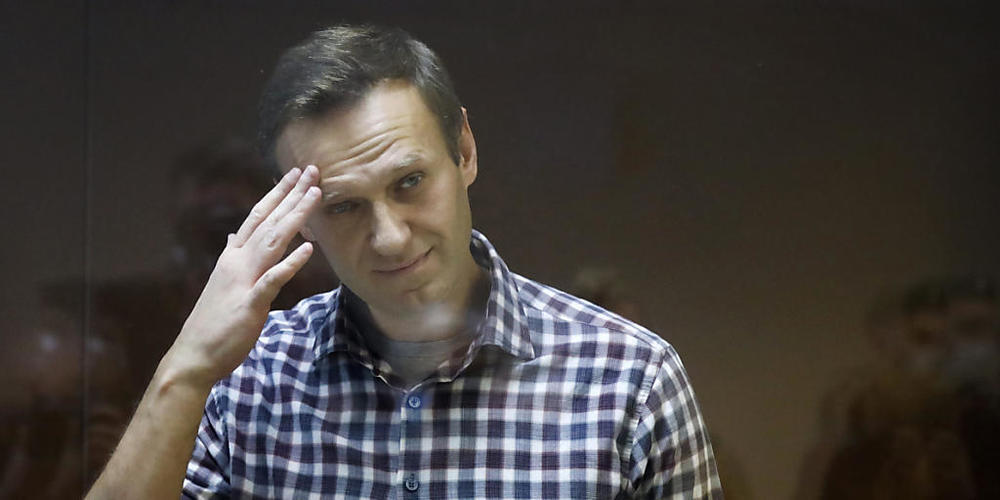 ARCHIV - Alexei Nawalny, russischer Oppositionsführer, steht während seiner Verhandlung hinter einer Glasscheibe im Babuskinsky Bezirksgericht. Foto: Alexander Zemlianichenko/AP/dpa