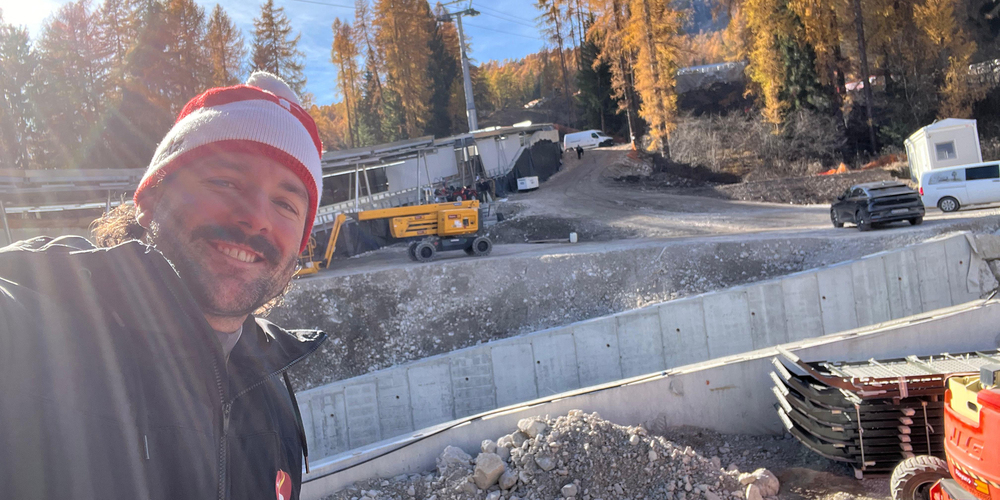 Bobpilot Michi Vogt vor der Olympiabahn in Cortina.