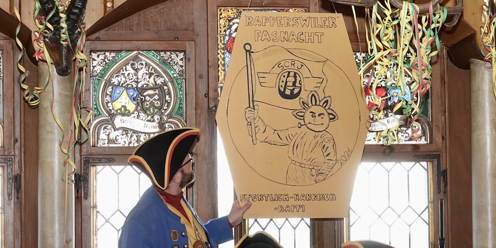 Schellegoggi-Zunftmeister Adi Pfister enthüllt die neuen Fasnachtsplakette mit dem Motto: «Sportlich» «Närrisch» «Rappi»