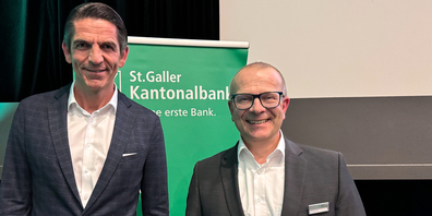 Markus Rusch (r.) Leiter der SGKB-Niederlassung Wil, begrüsste Deniz Aytekin zum KMU-Profil-Abend im Cinewil