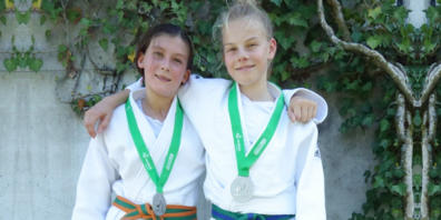 Die strahlenden Siegerinnen Sandra Kühne und Sarina Kaufmann.