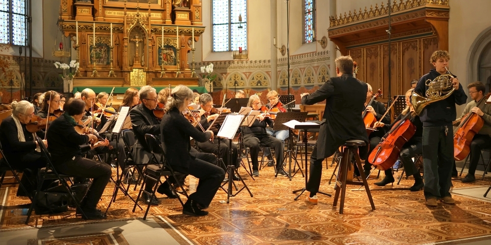 Das Caecilia-Orchester Rapperswil begleitet unter Frank Mehlfeld den jungen Solisten Florin Scheiwiller bei Mozarts Horn-Konzert Nr. 4 (Aufnahme bei der Probe).