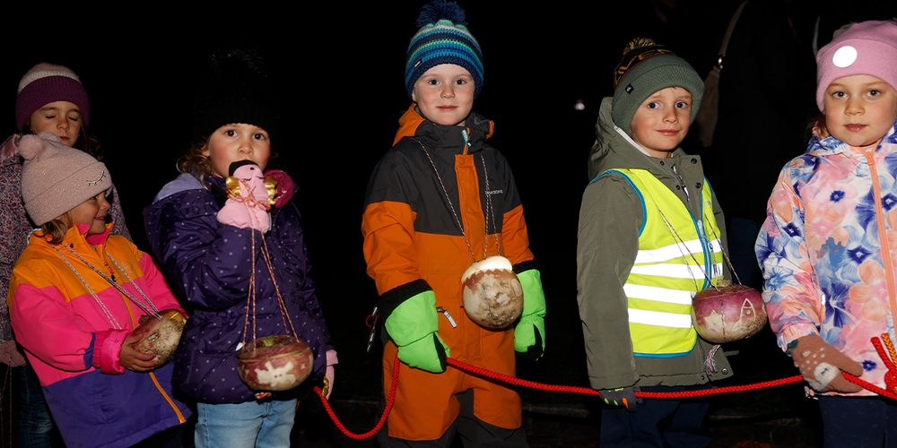 Die Räbeliechtli verbreiten in den Melser Strassen ihren Zauber: Nach dem Rundgang gibt es als Belohnung Wienerli und Bürli mit einem Heissgetränk, spendiert vom Feuerwehrverein Heiligkreuz-Mels. 