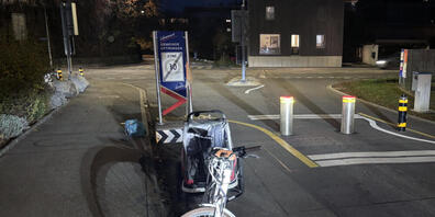 In Oftringen AG wurde am Dienstagabend eine bewusstlose Frau neben ihrem Velo gefunden. Die 36-Jährige wurde ins Spital gebracht und befindet sich in kritischem Zustand.