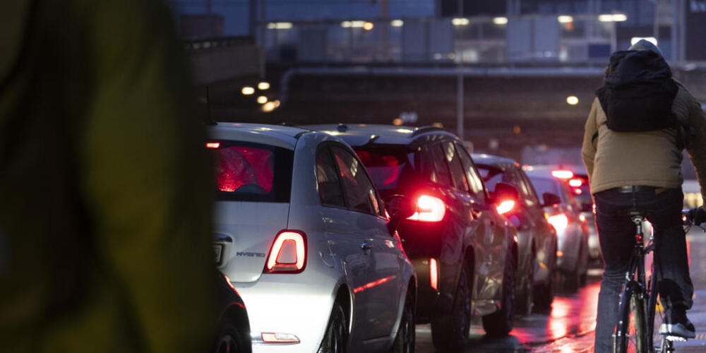 Eine Initiative will Autos weitgehend von den Zürcher Strassen verbannen. Laut der Stadt Zürich ist sie nun zustande gekommen. (Symbolbild)