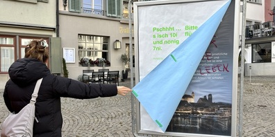 Das NACHT RUHE-Plakat der Stadt verschwindet unter dem neuen Plakat der Nachtschwärmer.