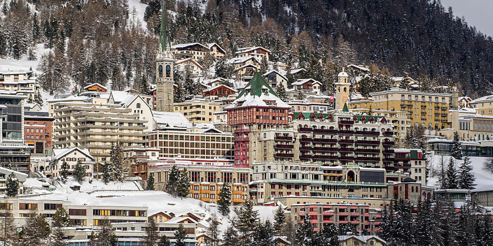 Die Hotellerie in der Schweiz leidet auch ein Jahr nach dem Beginn der Coronakrise weiter, vor allem weil die ausländischen Gäste fehlen. Im Bild das Hotel Badrutt's Palace in St. Moritz. (Symbolbild)
