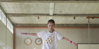 Sportliche Schülerinnen und Schüler haben es nicht nur einfacher im Turnunterricht, sondern schneiden laut einer neuen Studie auch in Mathe- und Grammtikprüfungen besser ab. (Themenbild)