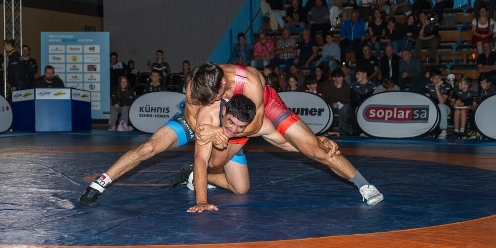 Quintus Zogg (rot) im Duell mit Schattdorfs Sven Epp