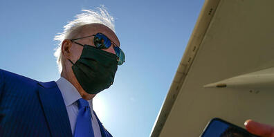 dpatopbilder - Präsident Joe Biden spricht mit Journalisten, nachdem er die Air Force One auf der Delaware Air National Guard Base verlassen hat. Foto: Patrick Semansky/AP/dpa