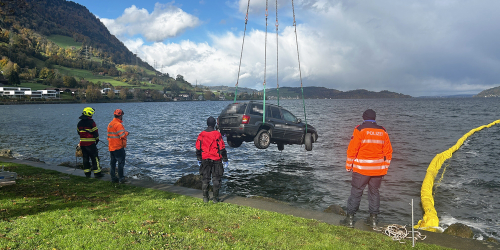 Das Auto rollte unbemannt in den Zugersee.