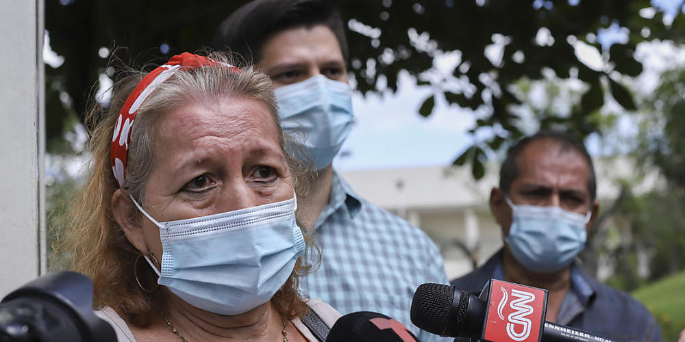 Rosibel Emerita Arriaza, Mutter der Frau, die bei einem Polizeieinsatz im mexikanischen Strandort Tulum ums Leben gekommen ist, spricht mit Journalisten. Foto: Salvador Melendez/AP/dpa