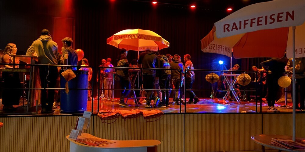 Geniessen einen informativen und gemütlichen Abend in der Halle am See: die Teilnehmer und Teilnehmerinnen des Young-Member-Events der Raiffeisenbank Walenstadt.