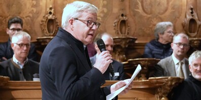 Norbert Schmuck, Präsident des Vereins DomMusik, dankt den Anwesenden.
