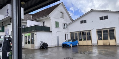 Dort, wo früher unzählige Autos parkiert waren und geschraubt wurde, herrscht jetzt Leere. 