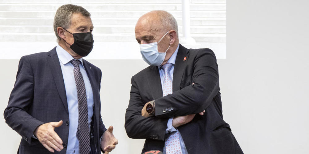 Der Zürcher Finanzdirektor Ernst Stocker (l., SVP) und Bundesrat Ueli Maurer (SVP) informierten am Dienstag an einer Medienkonferenz in Zürich über den Stand des Covid-Härtefallprogramms.
