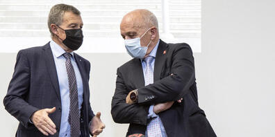 Der Zürcher Finanzdirektor Ernst Stocker (l., SVP) und Bundesrat Ueli Maurer (SVP) informierten am Dienstag an einer Medienkonferenz in Zürich über den Stand des Covid-Härtefallprogramms.