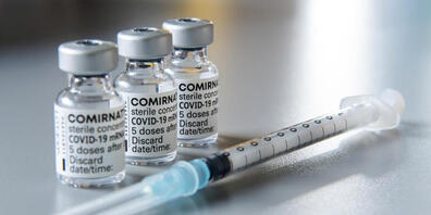 Muss ab sofort nicht mehr dauerhaft bei Tiefsttemperaturen zwischen minus 90 und minus 60 Grad gelagert werden, sondern kann bis zu zwei Wochen lang bei Tiefkühltemperaturen zwischen minus 25 und minus 15 Grad aufbewahrt werden: Comirnaty, der Cov...