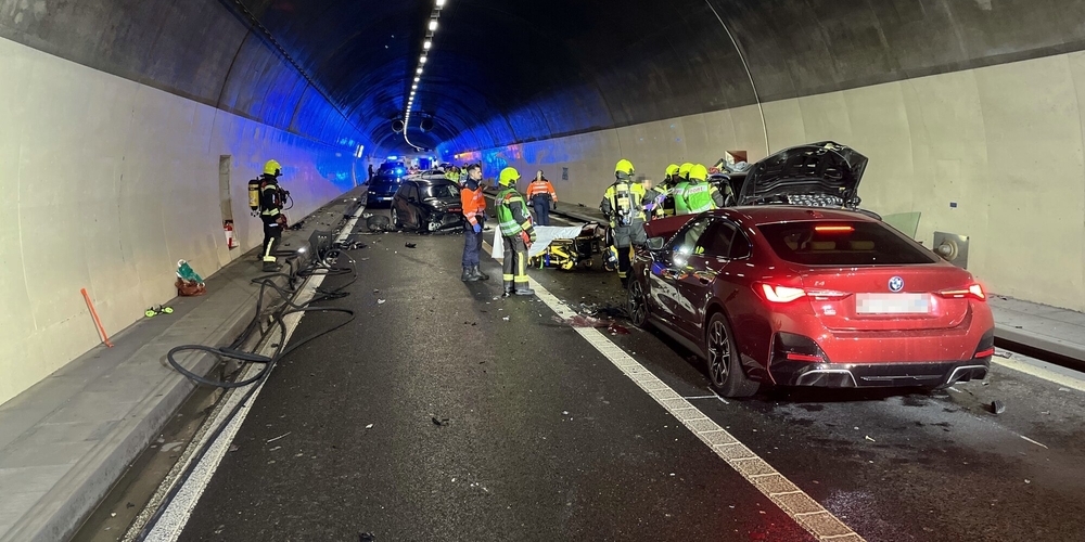 Einsatzkräfte im Balmenraintunnel der A15 nach dem Unfall mit involvierten fünf Autos. Fünf Personen wurden verletzt, eine davon schwer.
