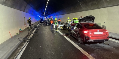Einsatzkräfte im Balmenraintunnel der A15 nach dem Unfall mit involvierten fünf Autos. Fünf Personen wurden verletzt, eine davon schwer.