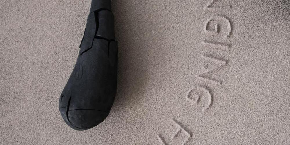 Für ihre Installationen in ihrer Ausstellung "gathering" arbeitet die Künstlerin Maude Léonard-Contant unter anderem mit Asche und Kohlepulver.