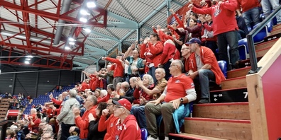 Enttäuschte Gesichter bei den SCRJ-Fans. Der EV Zug war an diesem Abend zu stark.