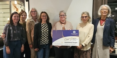 Spende an die Präsidentin Astrid Ziegler und Marina Bruggmann vom Hospizdienst überreicht, mit dabei Frauen aus dem Vorstand des Clubs Soroptimist Kreuzlingen mit Präsidentin Annelies Debrunner.