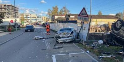 Der Lastwagen hinterliess an der Strasse in Buchs eine Schneise der Verwüstung.