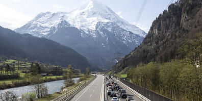 An Ostern drohen trotz Corona-Pandemie Staus auf Schweizer Strassen. Neben den Nord-Süd-Achsen dürften auch die Strassen in  Skigebiete teilweise ein hohes Verkehrsaufkommen aufweisen. (Archivbild)