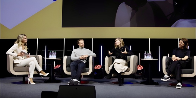 Moderatorin Miriam Rickli im Gespräch mit den Startup-Vertretern David Geisser, Christina Stahl und Sarah Harbarth