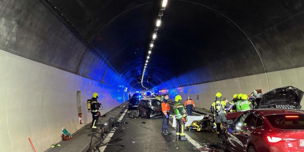 Rund 20 Feuerwehrleute kümmerten sich um die Bergungsarbeiten und die Verkehrsumleitung.