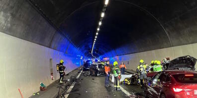 Rund 20 Feuerwehrleute kümmerten sich um die Bergungsarbeiten und die Verkehrsumleitung.