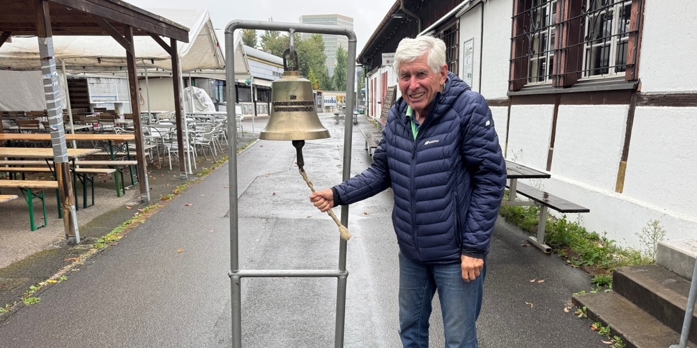 Normalerweise sorgt Wisel Iten auf der Offenen Rennbahn dafür, dass die Glocke rechtzeitig läutet. Am Sonntag führt er den legendären Uhrenmarkt im Volkshaus durch.
