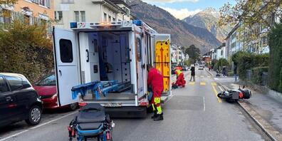Eine Rollerfahrerin musste am Freitag nach einem Verkehrsunfall in Glarus ins Spital gebracht werden.
