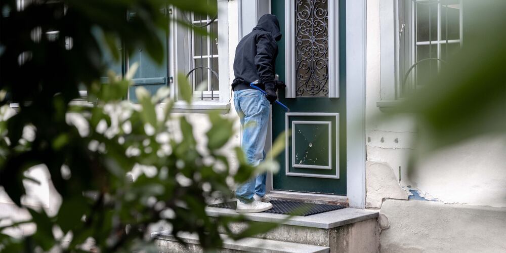 Augen und Ohren auf: Gerade in der Dämmerung kommt es öfters zu Einbrüchen. Wer etwas Verdächtiges feststellt, sollte sich bei der Polizei melden. (Symbolbild)
