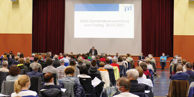 In Maienfeld trafen sich die Stimmbürgerinnen und Stimmbürger  am Freitag erstmals nach eineinviertel Jahren wieder einmal zur  «physischen» Gemeindeversammlung. 